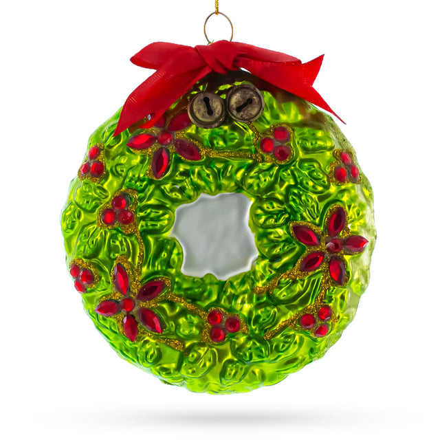 Enchanting Hummingbirds on a Floral Wreath Blown Glass Christmas Ornament in Green color Round