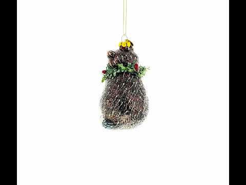 Weihnachtsschmuck aus Glas: Waschbär mit Kranz