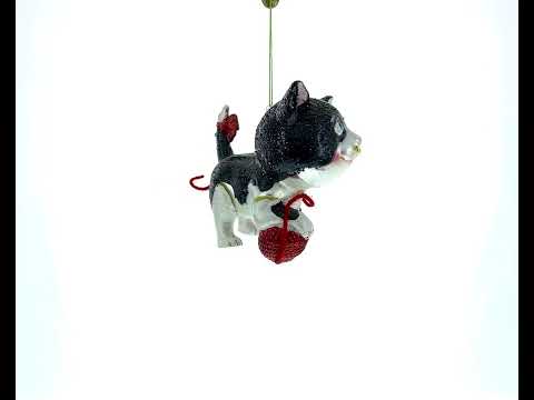 Adorno navideño de cristal con forma de gatito enredado con una bola de hilo