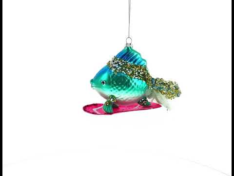 Cooler blauer Fisch surft auf einer Welle – Christbaumschmuck aus Glas