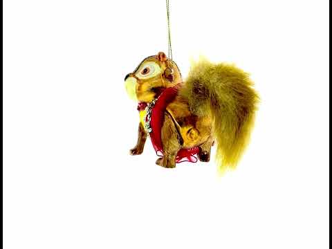 Adorno navideño de cristal con forma de ardilla vestida