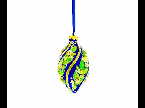 Adorno navideño de cristal con rosas en espiral sobre lágrima puntiaguda azul