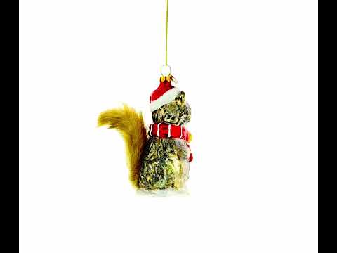 Weihnachtsschmuck aus Glas: Waschbär hält Eichhörnchen