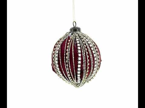 Funkelnde Strasssteine ​​auf roter Glaskugel als Weihnachtsschmuck