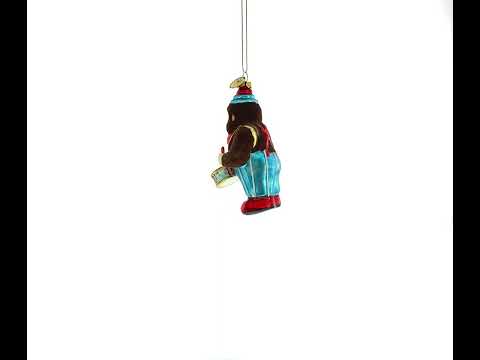 Adorno navideño de cristal con forma de mono esponjoso tocando el tambor
