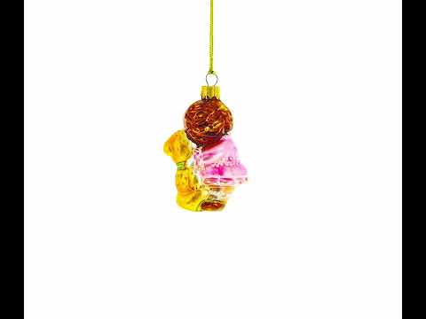 Adorno navideño de cristal con una niña abrazando a un osito de peluche