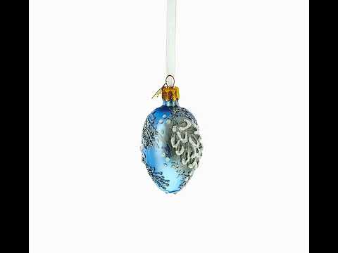 Mini-Glas-Ei-Ornament in Eisblau mit silbernem Tannenzapfen- und Schneemotiv, 7,4 cm (2,9 Zoll)