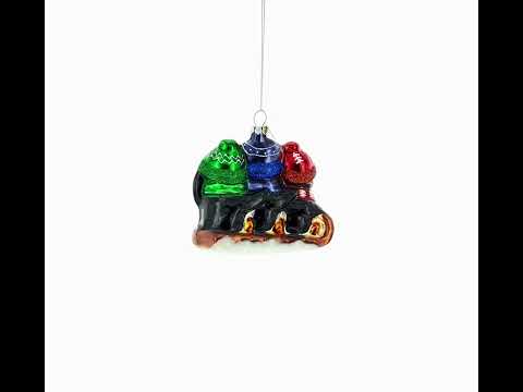 Weihnachtsschmuck aus Glas: Pinguin-Trio beim Schlittenfahren