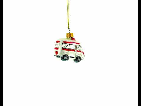 Mini-Weihnachtsornament aus Glas, bestehend aus einem Rettungsfahrzeug, einem Krankenwagen und einem anderen Einsatzfahrzeug.