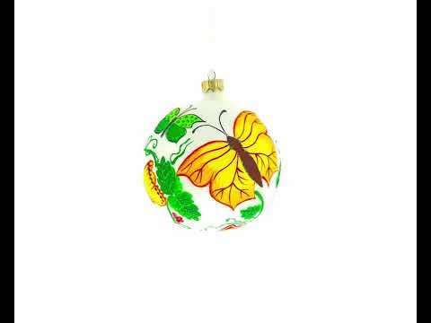 Adorno navideño de 4 pulgadas con delicadas mariposas sobre bola de cristal