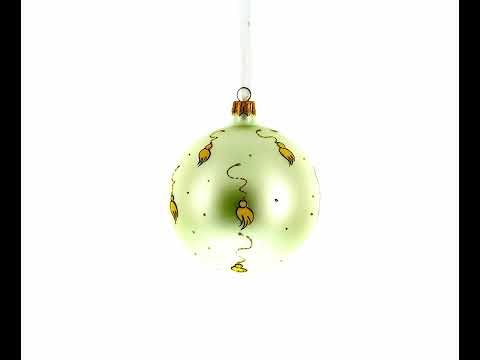 Adorno navideño de bola de cristal conmemorativa con gorro y borla de 4 pulgadas.