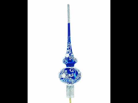 Silberne Wirbel auf blauer Glasbaumspitze