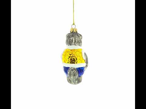 Adorno navideño de cristal con un lobo gris con pantalones azules y un chaleco dorado