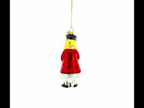 Stolze Absolventin hält ein Diplom – gläserne Weihnachtskugel