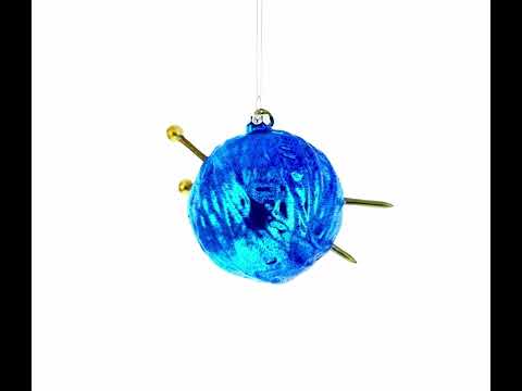 Adorno navideño de cristal con bolas de hilo y palitos de color azul