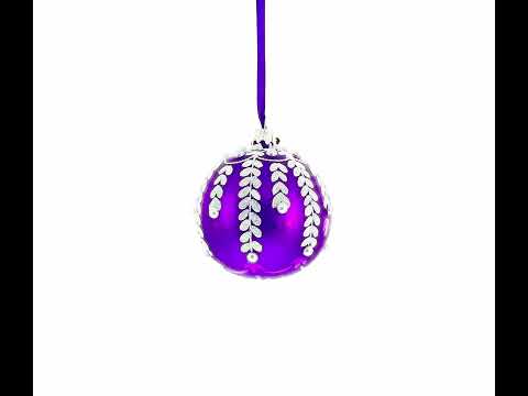 Adorno navideño de bola de cristal con vides blancas entrelazadas en un paisaje onírico lavanda de 3,25 pulgadas