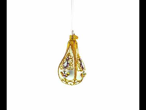 Adorno de cristal con remate en forma de pera y joyas multicolores sobre remolinos dorados