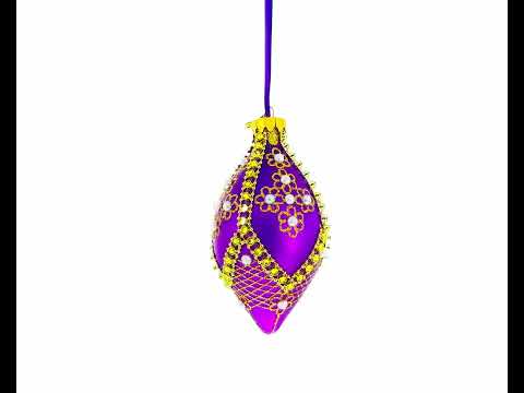 Adorno de cristal con flores de perlas doradas sobre lágrima puntiaguda morada