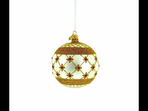 Adorno navideño de bola de cristal plateada con joyas rojas