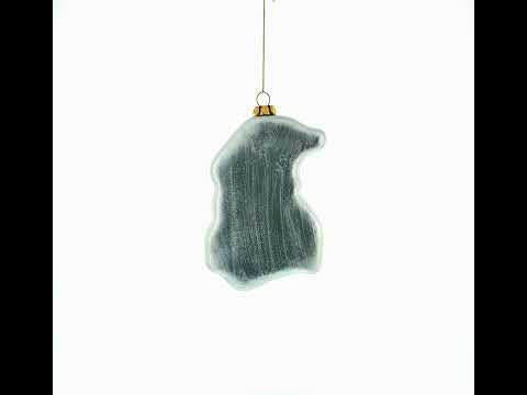 Adorno navideño de cristal con el mapa del estado de Michigan y sus monumentos