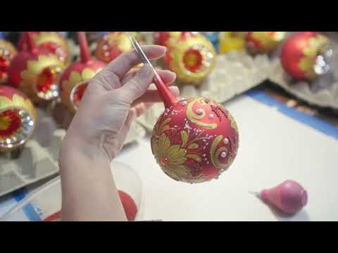 Adorno navideño con bola de vidrio soplado Bear vs. Bull, 4 pulgadas