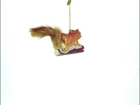 Eichhörnchen auf verschneitem Ast, Weihnachtsschmuck aus Glas